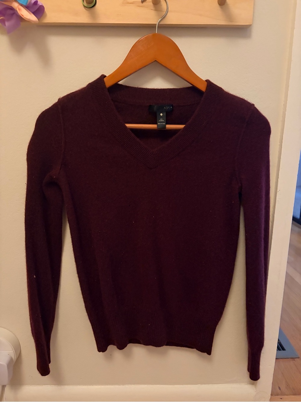 Aqua Cashmere Burgundy Wine V-Neck Sweater in XS